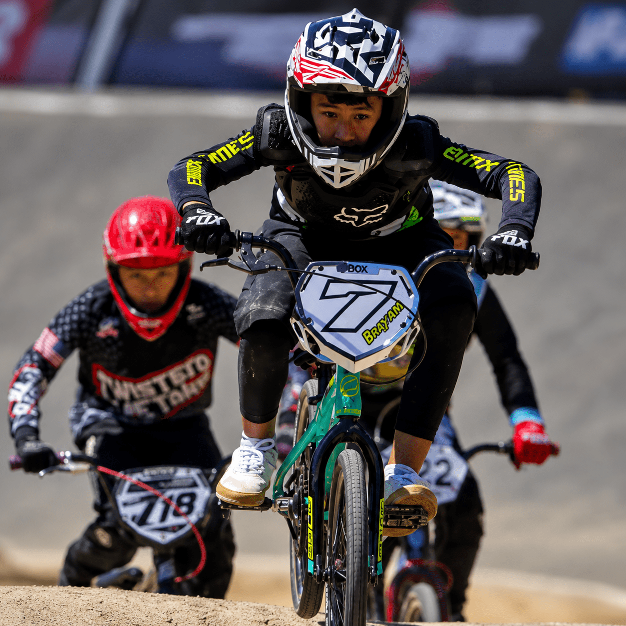 Brayam compitiendo en una pista de BMX Racing