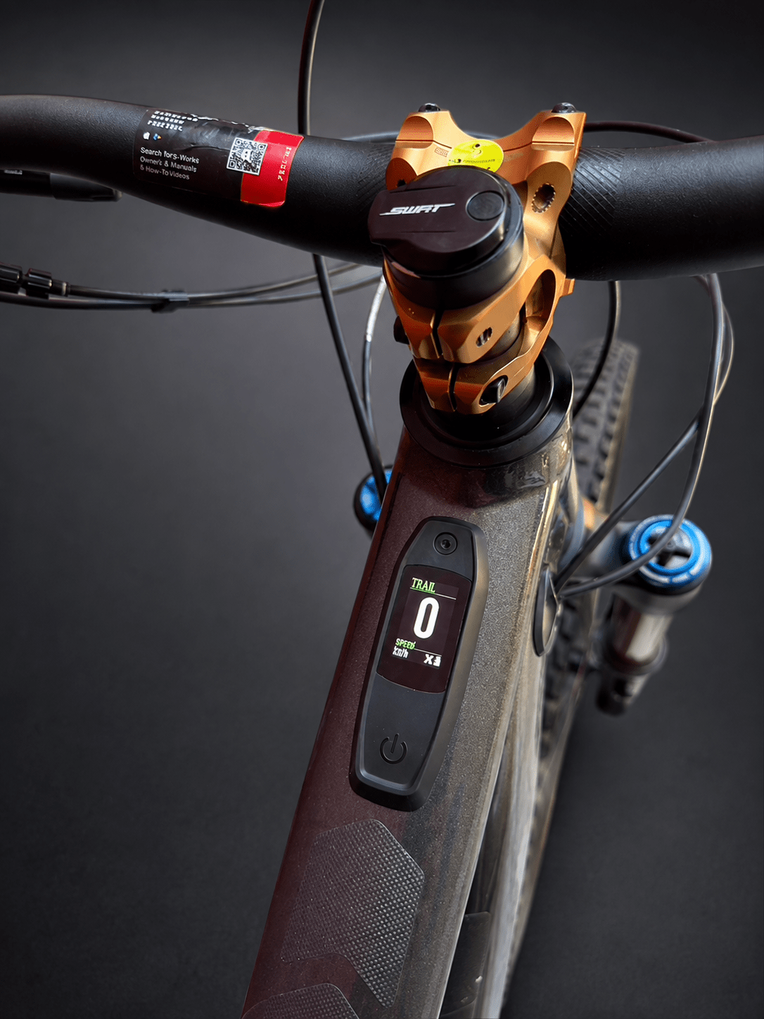 Detalle del manubrio y controles de la e-bike de montaña