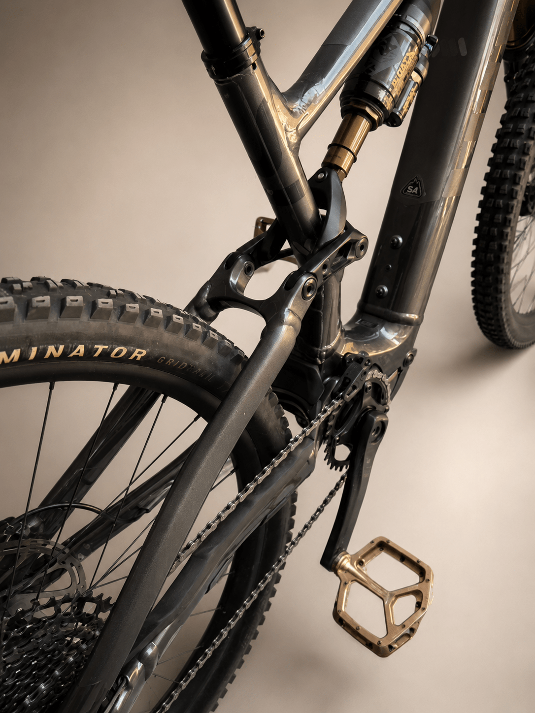 Detalle del motor y batería de la e-bike de montaña